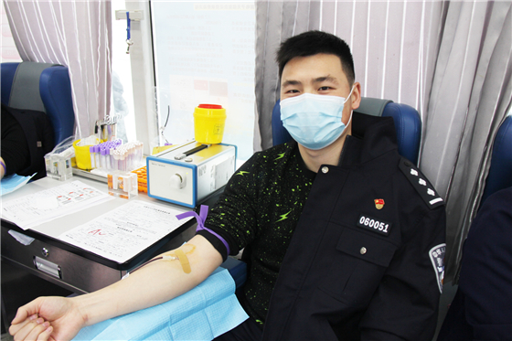 人民警察一心為民，捋袖捐血鐵血柔情——安康市公安局積極開展冬季獻血活動
