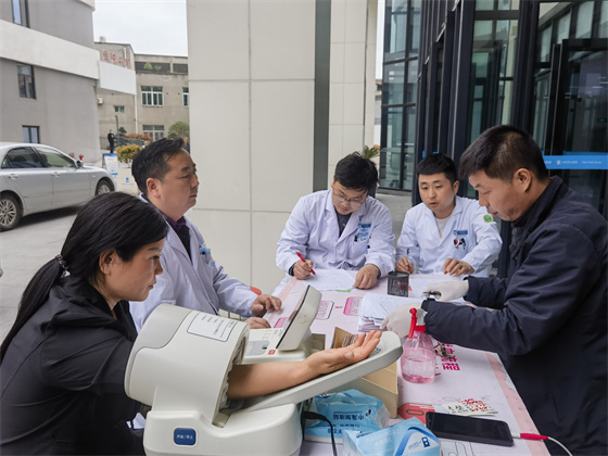 一“臂”之力，踐行醫(yī)者擔當——安康市中心血站聯(lián)合漢濱區(qū)第三人民醫(yī)院開展無償獻血活動