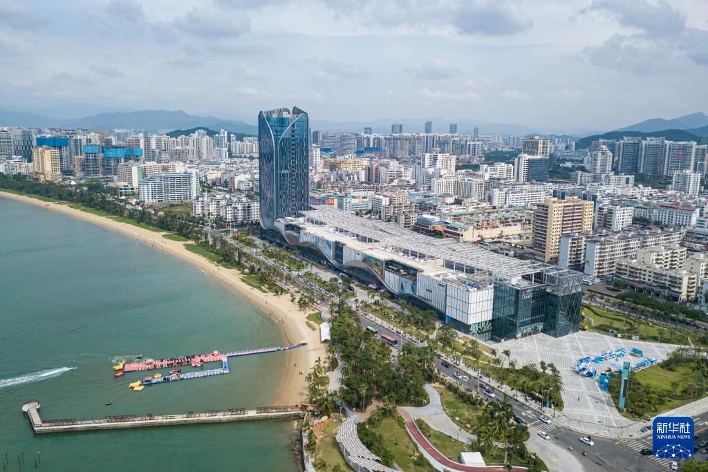 海南自貿(mào)港重點(diǎn)園區(qū)——三亞中央商務(wù)區(qū)（無人機(jī)照片，11月1日攝）。新華社記者 蒲曉旭攝