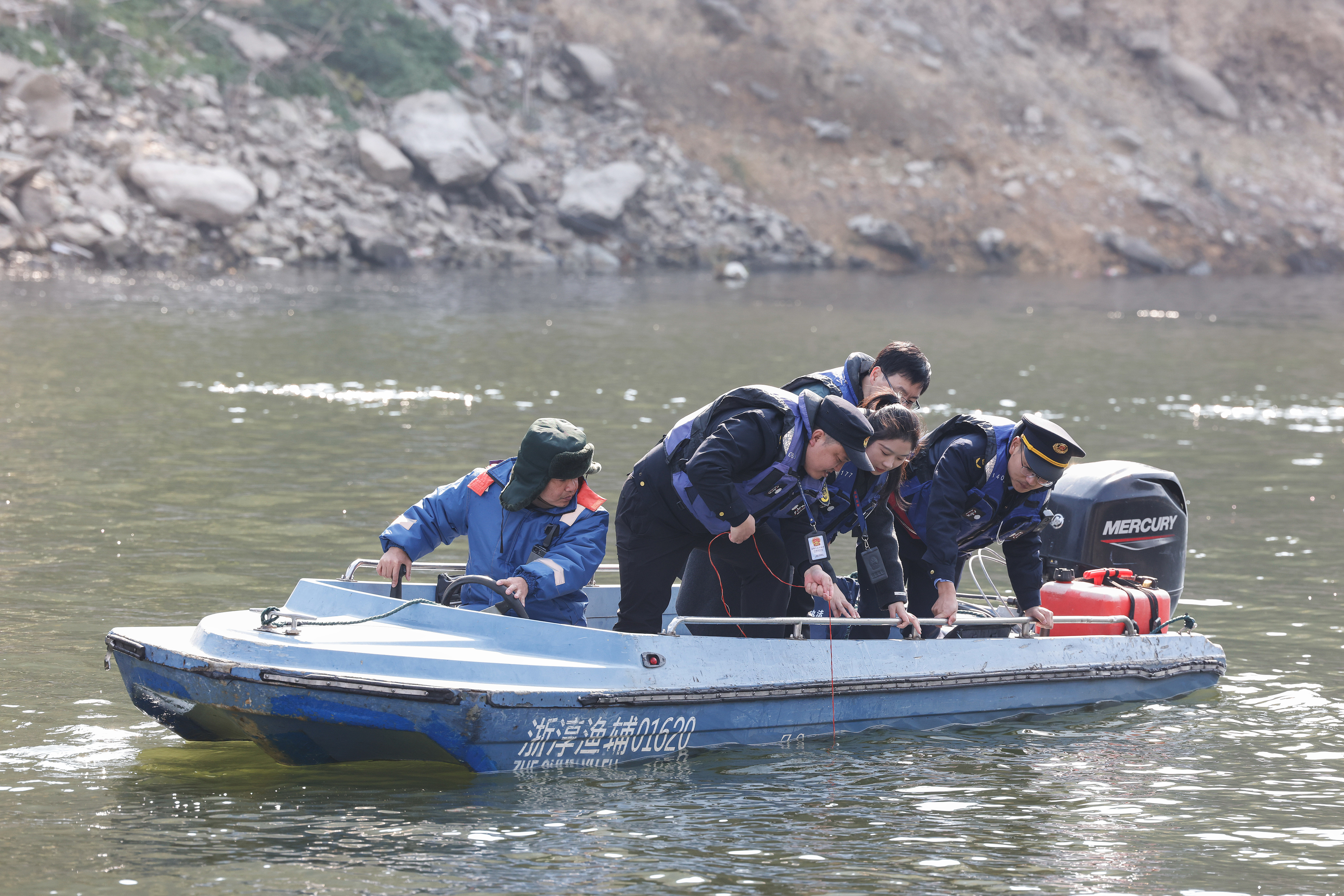 2025年12月4日，浙江杭州淳安縣與安徽黃山歙縣紀(jì)檢監(jiān)察干部及綜合行政執(zhí)法人員對(duì)浙皖交界的新安江鳩坑口水域進(jìn)行常態(tài)化巡河，共同保護(hù)漁業(yè)資源和水域生態(tài)環(huán)境。