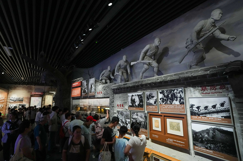 2025年7月8日，參觀者在中國人民抗日戰(zhàn)爭紀(jì)念館參觀《為了民族解放與世界和平》主題展覽。