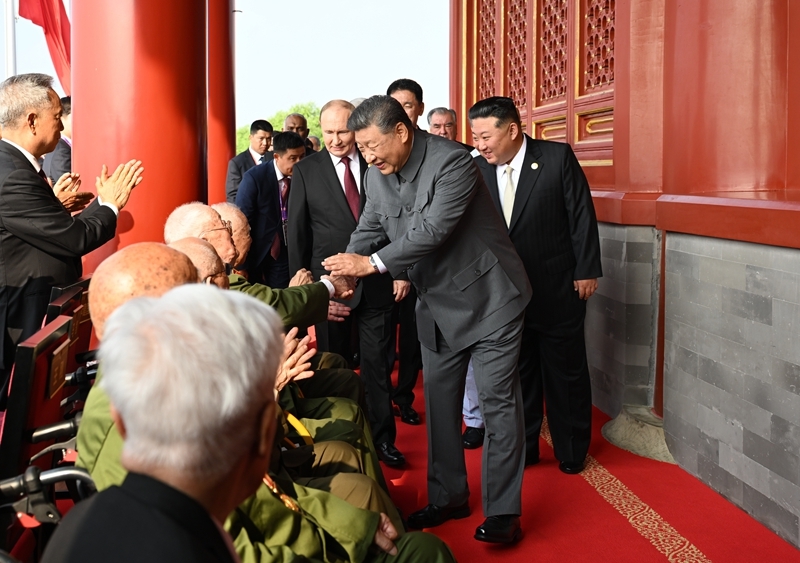 2025年9月3日，習(xí)近平總書記同抗戰(zhàn)老戰(zhàn)士老同志代表親切握手，向他們表示崇高敬意。