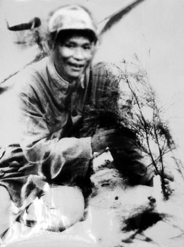 谷文昌與試種成活的木麻黃（資料照片）。