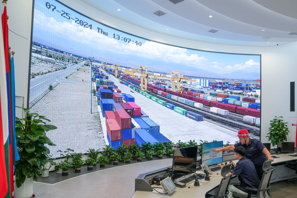 △ 在中哈（連云港）物流合作基地，工作人員通過“中哈物流場站”信息化跟蹤系統(tǒng)查看集裝箱運輸情況（2024年7月25日攝）。