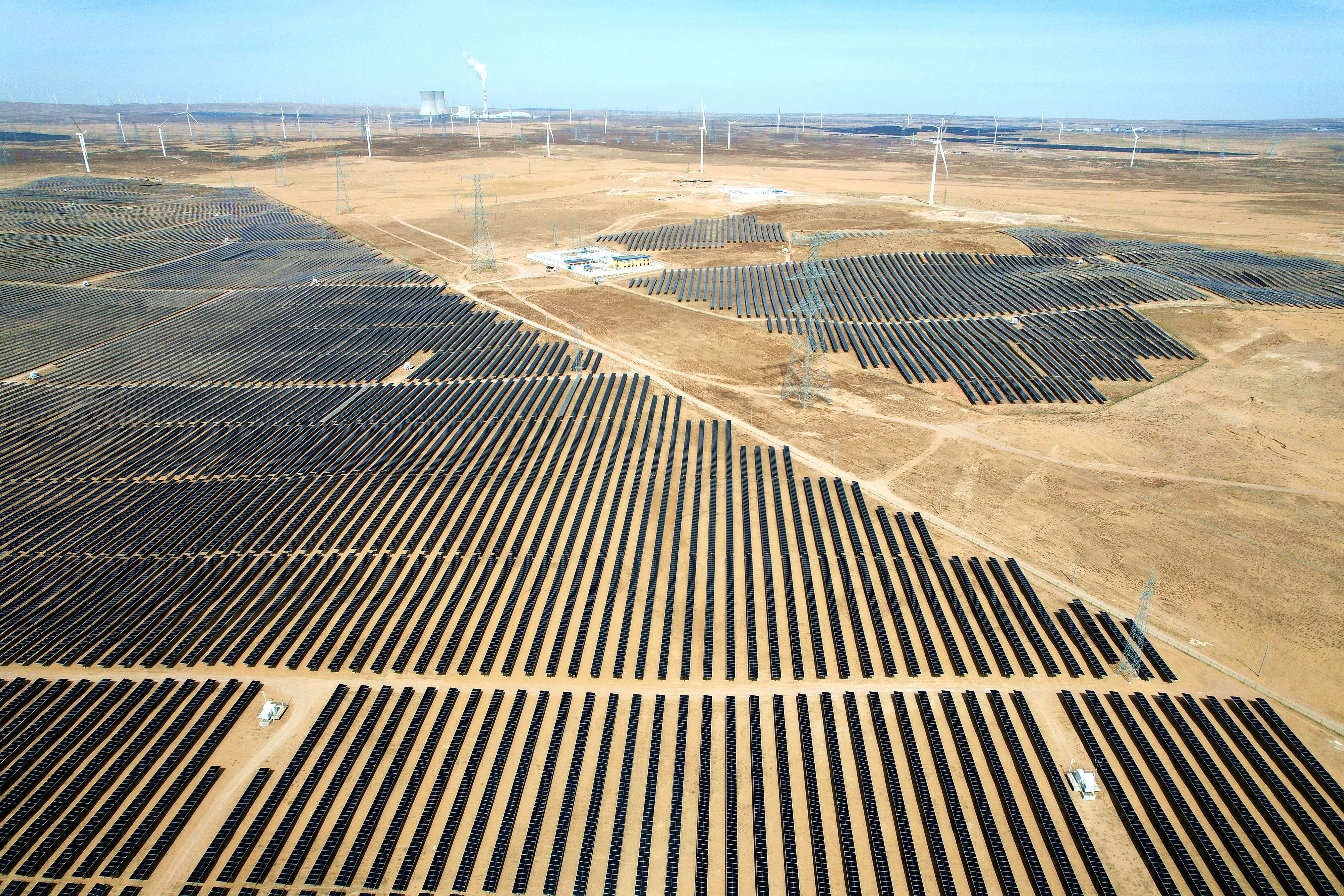 2026年3月18日，寧夏銀川，在靈武市白土崗鄉(xiāng)的一處光伏產(chǎn)業(yè)基地，成片的太陽能光伏板匯成一片“藍色海洋”。