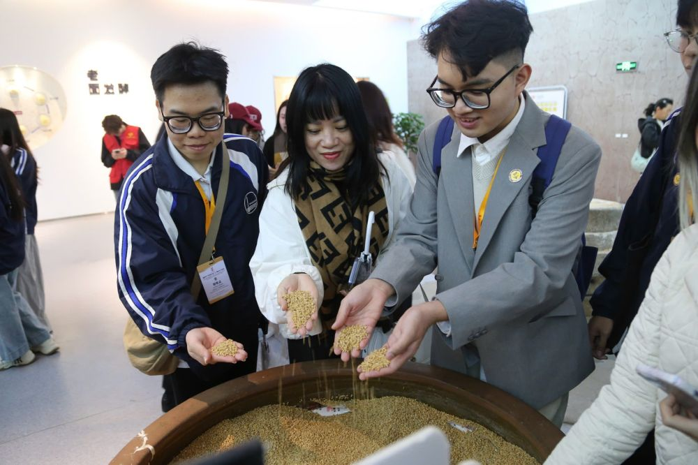 2026年3月30日，參加“紅色研學(xué)之旅”的越南青年在河北參觀新農(nóng)村建設(shè)。