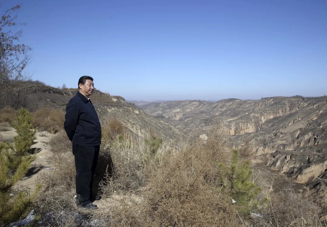 2015年2月13日，習(xí)近平回到陜西省延安市延川縣文安驛鎮(zhèn)梁家河村看望父老鄉(xiāng)親。在一段山路上，他停了下來，舉目凝望。